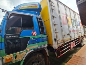 HINO GD 202แรงม้า รถบรรทุก 6ล้อ ตู้แห้ง ปี1995 HINO GD 202แรงม้า รถบรรทุก 6ล้อ ตู้แห้ง ปี1995