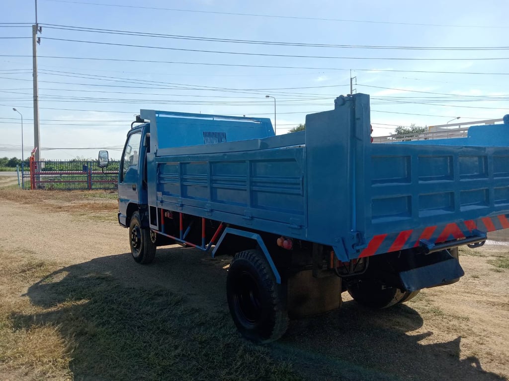 ISUZU NPR 130แรงม้า รถบรรทุก 6ล้อ ดั้มพ์ ปี2002