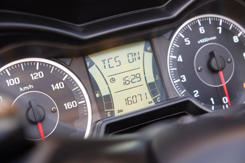 Xmax 2020 สีเทาล้อทอง พร้อมของแต่งสวยๆซื้อไปขับหล่อ รถบ้านมือเดียว มีเล่มเขียวชุดโอนครบ   No158