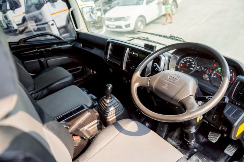 HINO FL 212แรงม้า รถบรรทุก 10ล้อ กระบะเหล็กติดเครน ปี2013