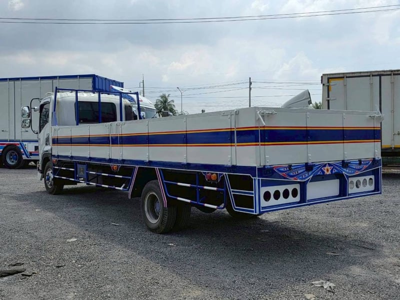 ISUZU FRR 210แรงม้า รถบรรทุก 6ล้อ กระบะเหล็ก ปี2013