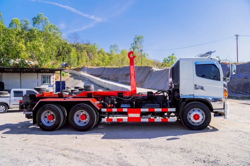 HINO FM รถบรรทุก 10ล้อ กระบะเหล็กติดเครน ปี2013 เลขไมล์น้อยกว่า 500,000 กม. HINO FM รถบรรทุก 10ล้อ กระบะเหล็กติดเครน ปี2013 เลขไมล์น้อยกว่า 500,000 กม.