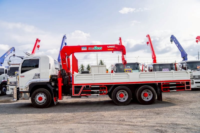 ISUZU FVM 240แรงม้า รถบรรทุก 10ล้อ กระบะเหล็กติดเครน ปี2017