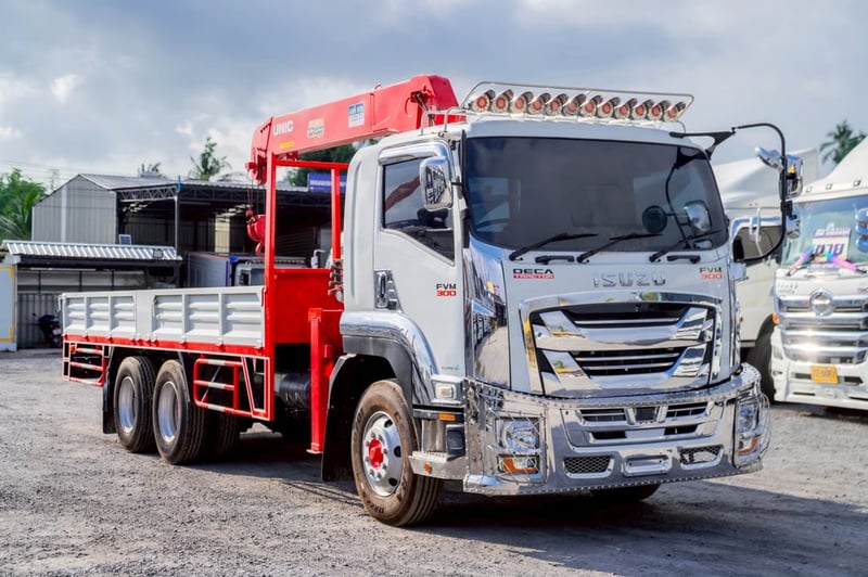 ISUZU FVM 240แรงม้า รถบรรทุก 10ล้อ กระบะเหล็กติดเครน ปี2017