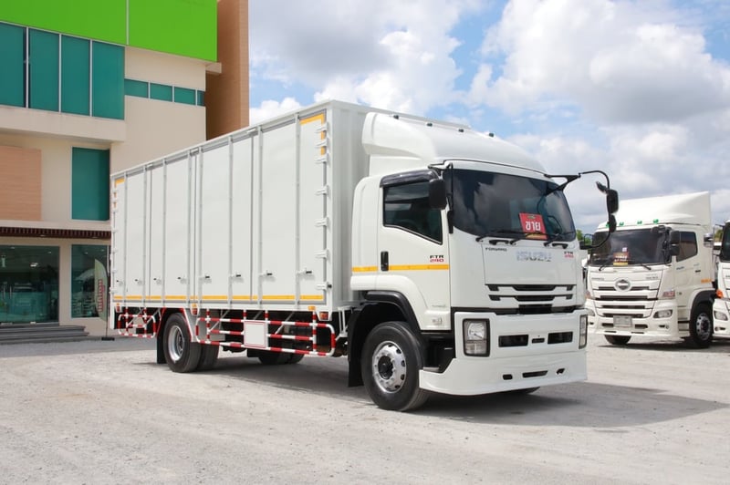 ISUZU FTR 240แรงม้า รถบรรทุก 6ล้อ ตู้แห้ง ปี2022(2375)