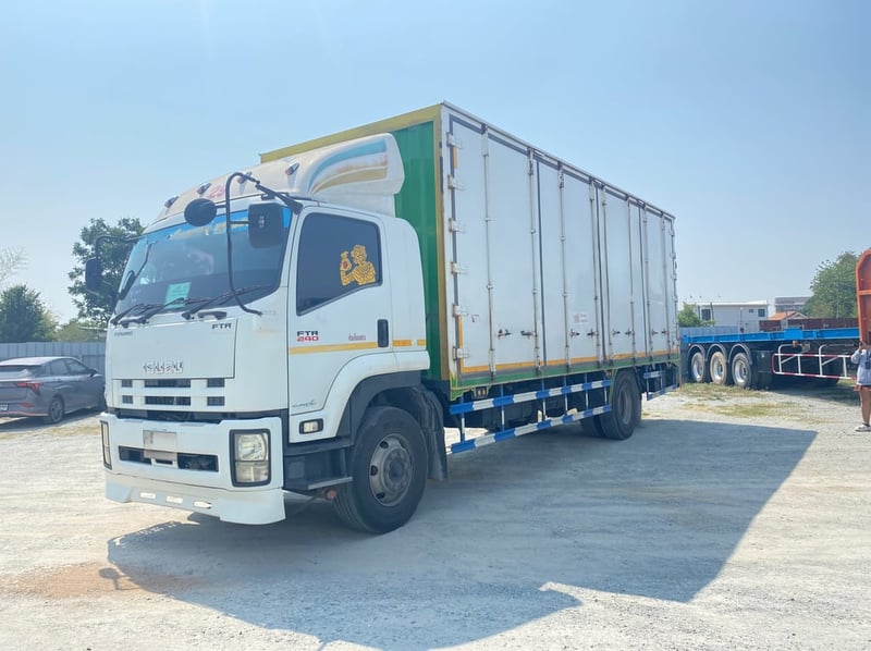 หกล้อตู้สิบบบาน ISUZU FTR 240 แรง ปี2559 (3447)