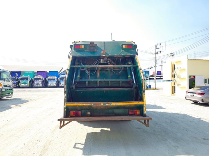 หกล้อบรรทุกขยะ HINO FG8J 240 แรง ปี 2566(4084)