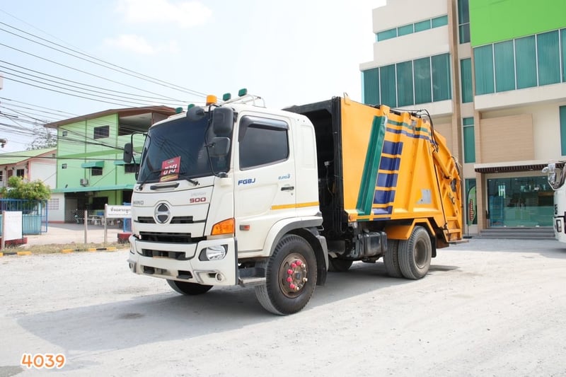 หกล้อบรรทุกขยะ HINO FG8J 240 แรง ปี 2566 (4039)