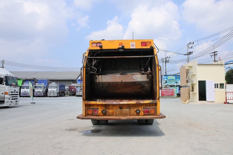 หกล้อบรรทุกขยะ HINO FG8J 240 แรง ปี 2566 (4039)