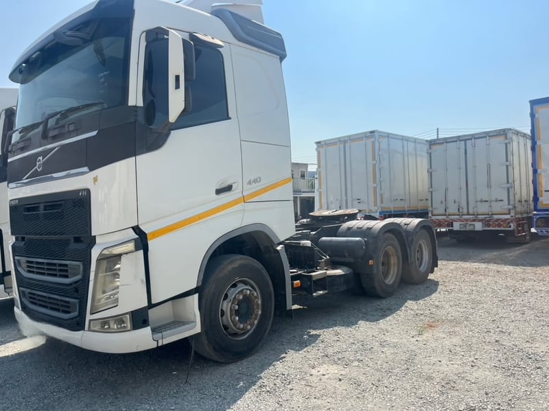 สิบล้อหัวลาก VOLVO FH 440 แรงม้า สองเพลา ปี 2558  (8454)