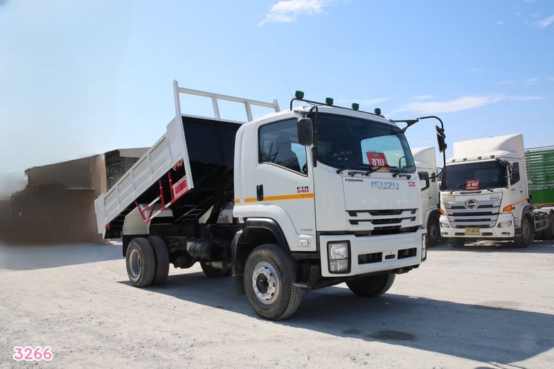 หกล้อดั้มพ์ ISUZU FTR 240 แรง ปี 2566 (3266)
