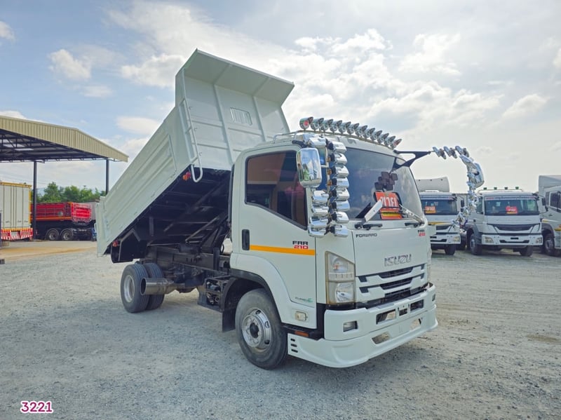 หกล้อดั้มพ์ ISUZU FRR 210 แรงม้า ปี 64  (3221)