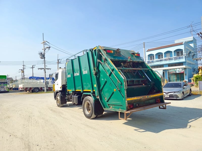 หกล้อบรรทุกขยะ HINO FG8J 240 แรง ปี 2566(4084)