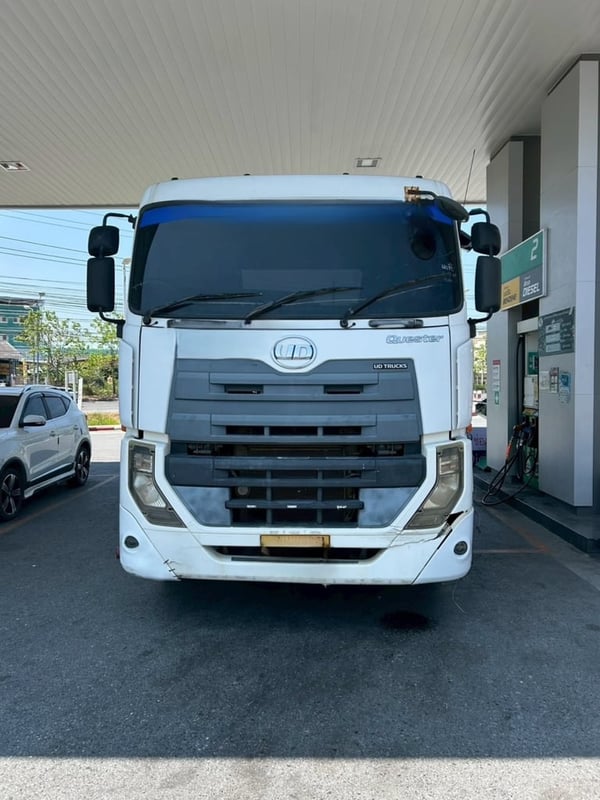 สิบล้อหัวลาก UD GWE 370 แรง ปี 2558 (3413)