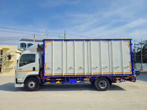 หกล้อตู้สิบบาน ISUZU FRR 210 แรง ปี 2566  (8215)