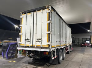 สิบสองล้อตู้สิบบาน HINO GY2P 380 แรง ปี 52 หลังคาลอน (7998)