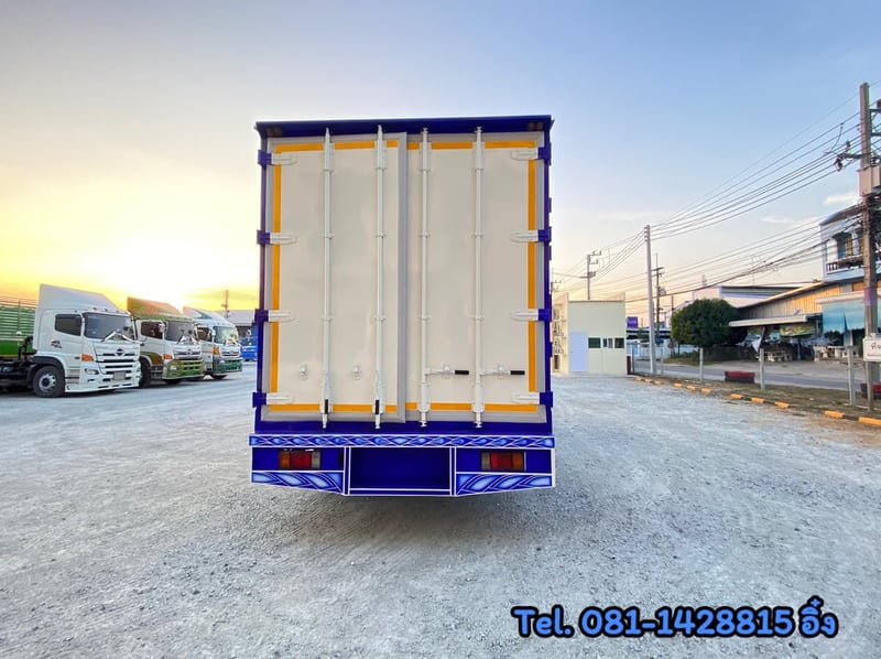 หกล้อตู้สิบบาน ISUZU NPR 150 แรง ปี 2565 (5464) หกล้อตู้สิบบาน ISUZU NPR 150 แรง ปี 2565 (5464)