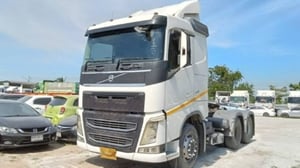 สิบล้อหัวลาก VOLVO FH 440 แรงม้า สองเพลา ปี 2558  (8454)