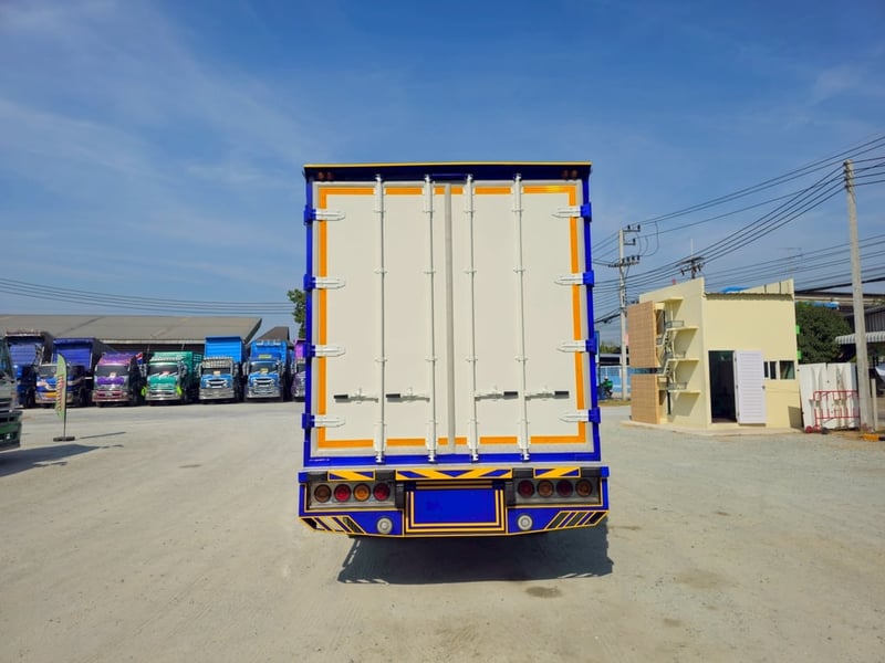 หกล้อตู้สิบบาน ISUZU FRR 210 แรง ปี 2566  (8215)