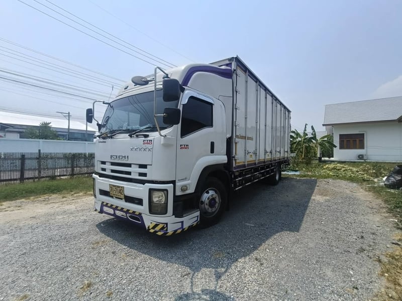 ISUZU FTR 240แรงม้า รถบรรทุก 6ล้อ ตู้แห้ง ปี2013