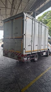 ขายด่วน NLR สภาพสวย ใช้งานแค่ 2 ปี ตัวถังแบบตู้ทึบสิบบาน พร้อมใช้งาน