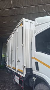 ขายด่วน NLR สภาพสวย ใช้งานแค่ 2 ปี ตัวถังแบบตู้ทึบสิบบาน พร้อมใช้งาน