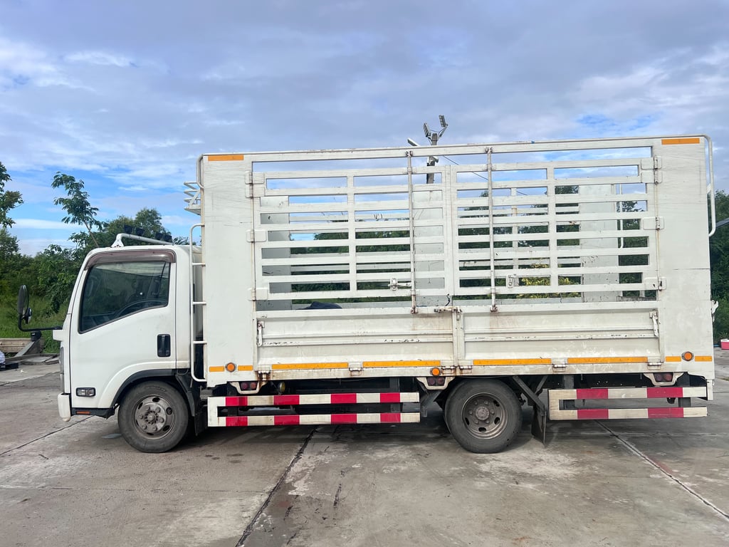ขายด่วน รถบรรทุกอีซูซุ NPR พร้อมคอกเหล็ก ขายด่วน รถบรรทุกอีซูซุ NPR พร้อมคอกเหล็ก