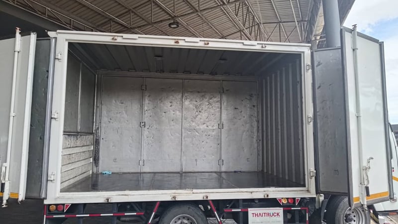 ขายด่วน NLR สภาพสวย ใช้งานแค่ 2 ปี ตัวถังแบบตู้ทึบสิบบาน พร้อมใช้งาน