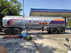 ขายรถเทลเลอร์บรรทุกน้ำมัน 30000ลิตร (ขายแยกหัวลาก-หางบรรทุก) ขายรถเทลเลอร์บรรทุกน้ำมัน 30000ลิตร (ขายแยกหัวลาก-หางบรรทุก)