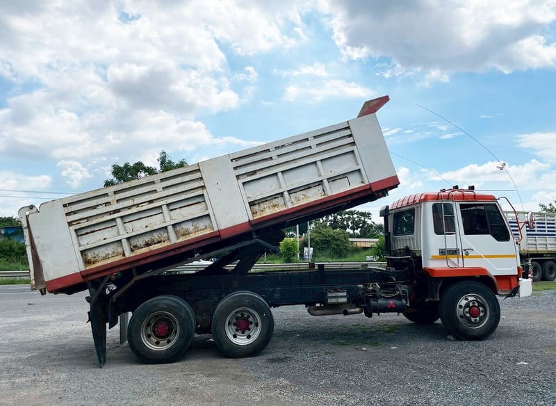 MITSUBISHI FN527 220 แรง ปี 37