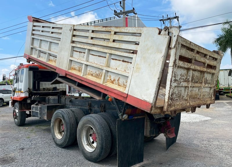 MITSUBISHI FN527 220 แรง ปี 37