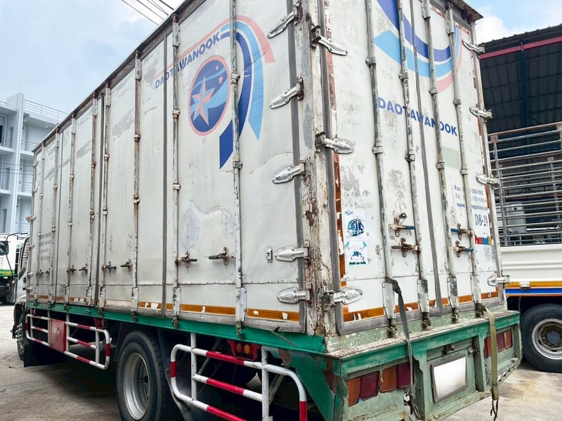 6 ล้อ ตู้บรรทุกขาว 10 บาน  ISUZU FTR 200 แรง ปี 45