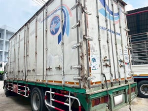 6 ล้อ ตู้บรรทุกขาว 10 บาน  ISUZU FTR 200 แรง ปี 45