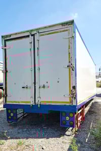 ตู้เปิดท้าย 2 บาน ยาว 7.6 x 2.6 x2.5 m. ตู้เปิดท้าย 2 บาน ยาว 7.6 x 2.6 x2.5 m.