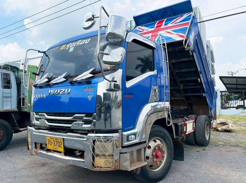 6 ล้อ ดั้ม  น้ำเงินนำทรัพย์ ISUZU FTR 240 แรง ปี 58 ยาว 3.8 x 2.2 m 