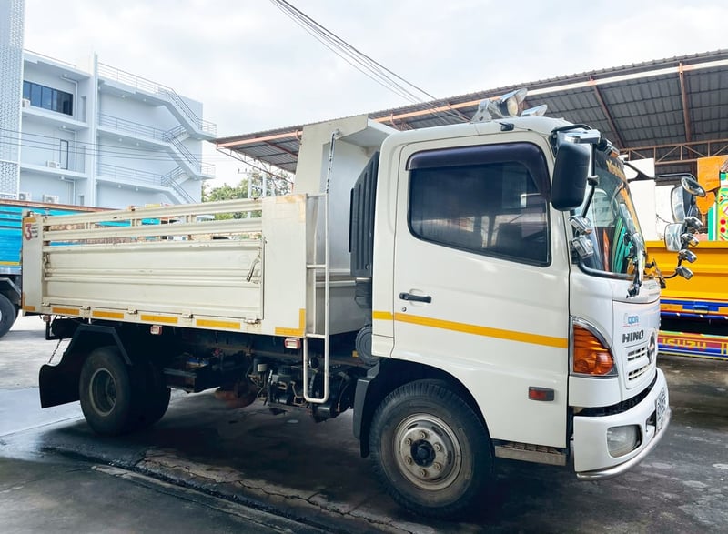 6 ล้อ ดั้มขาว  HINO FC9J 175 แรง ปี 57 ยาว 3.8 x 2.3 ม.