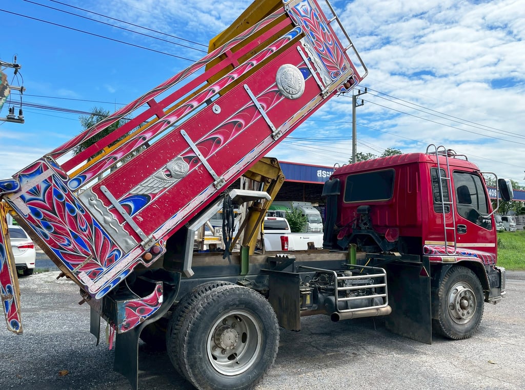 6 ล้อ ดั้มแดง ISUZU FTR 195 แรง ปี 40 ยาว 3.8 x 2.3 ม.