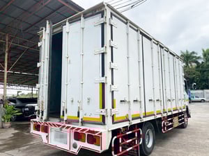 ISUZU FRR 190 แรงม้า รถบรรทุก 6 ล้อ ตู้แห้ง ปี 2560