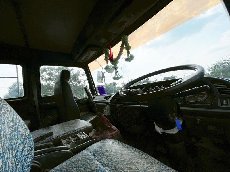 10 ล้อ ดั้มขาว  ISUZU FVZ 195 แรง ปี 45 เกียร์เดิม พร้อมใช้งาน