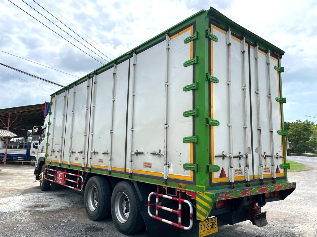 10 ล้อ ตู้สิบบาน ISUZU FVM 300 แรง ปี 56 10 ล้อ ตู้สิบบาน ISUZU FVM 300 แรง ปี 56