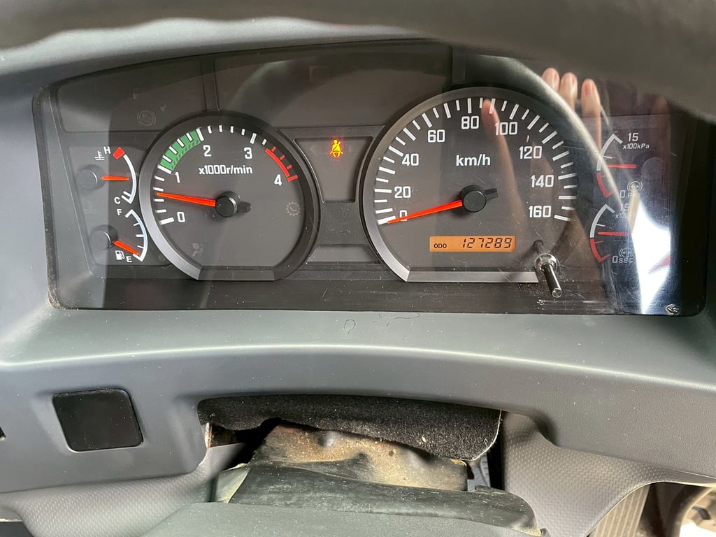 ISUZU FRR 190 แรงม้า รถบรรทุก 6 ล้อ ตู้แห้ง ปี 2560