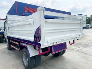 ISUZU NPR75 6 ล้อดั้ม
150 แรง ปี 58  ยาว 3.8 ม.กว้าง 2.3 ม.