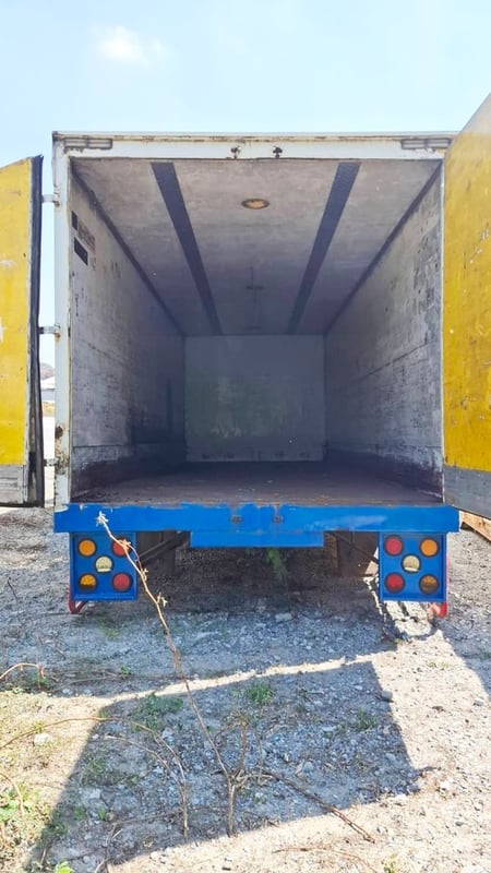 ตู้เปิดท้าย 2 บาน ยาว 7.6 x 2.6 x2.5 m. ตู้เปิดท้าย 2 บาน ยาว 7.6 x 2.6 x2.5 m.