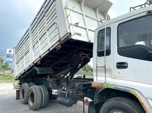 10 ล้อ ดั้มขาว  ISUZU FVZ 195 แรง ปี 45 เกียร์เดิม พร้อมใช้งาน