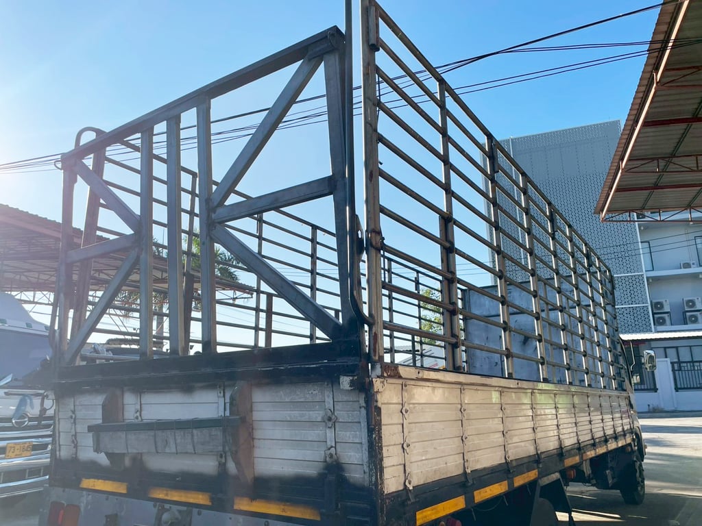 6 ล้อ คอกสูง FRR90 210 แรง ปี 54 ยาว 6.5 x 2.3 x 2.1 m.