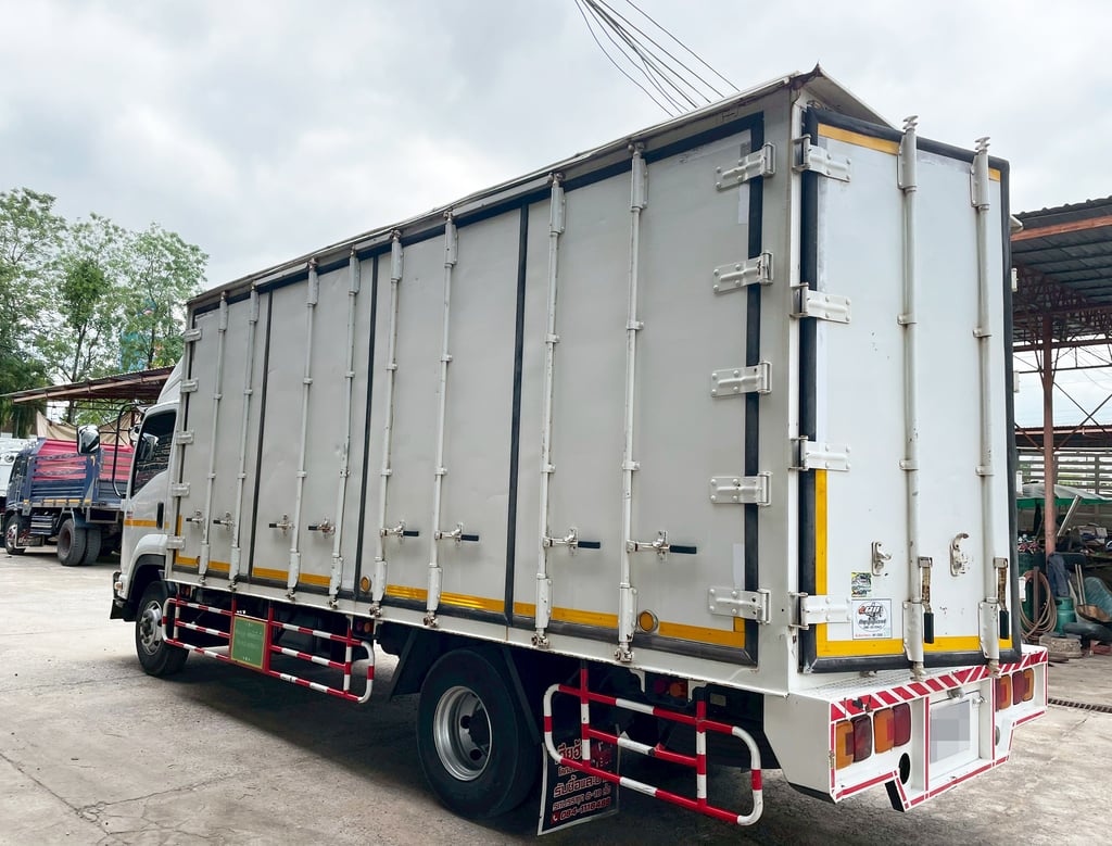 ISUZU FRR 190 แรงม้า รถบรรทุก 6 ล้อ ตู้แห้ง ปี 2560