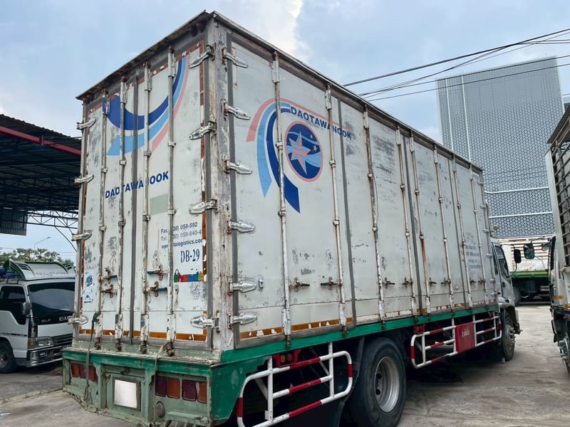 6 ล้อ ตู้บรรทุกขาว 10 บาน  ISUZU FTR 200 แรง ปี 45