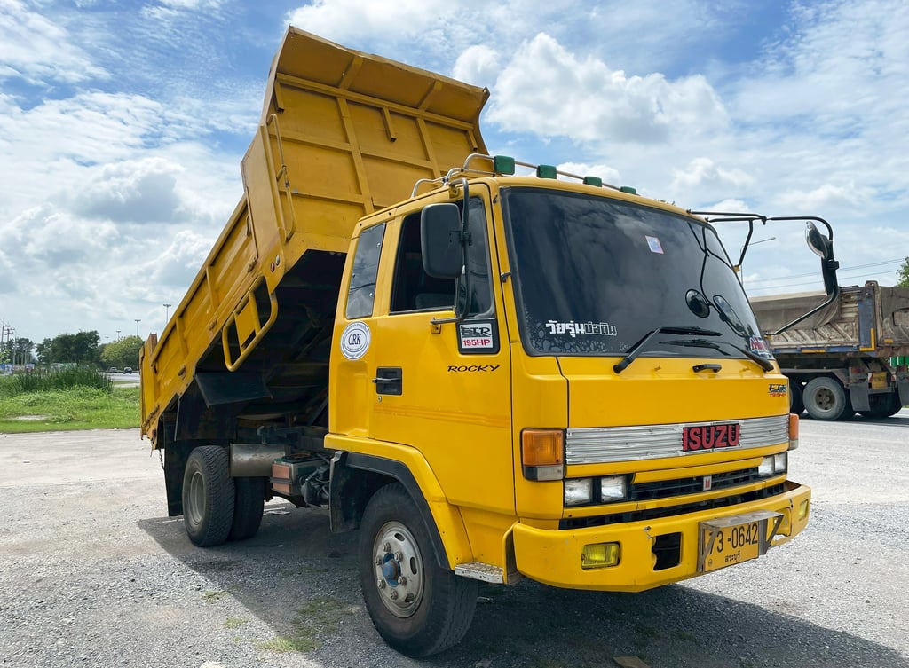 6 ล้อ ดั้ม  เหลืองเรืองทรัพย์ ISUZU FRR 195 แรง ปี 48
