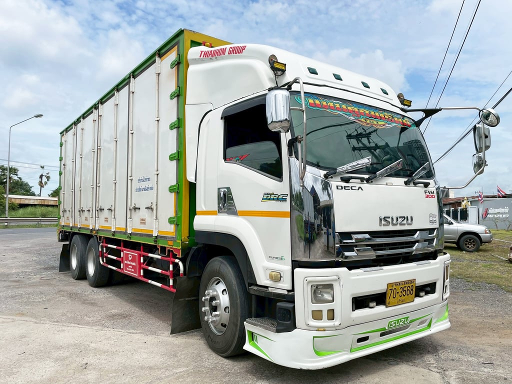 10 ล้อ ตู้สิบบาน ISUZU FVM 300 แรง ปี 56 10 ล้อ ตู้สิบบาน ISUZU FVM 300 แรง ปี 56