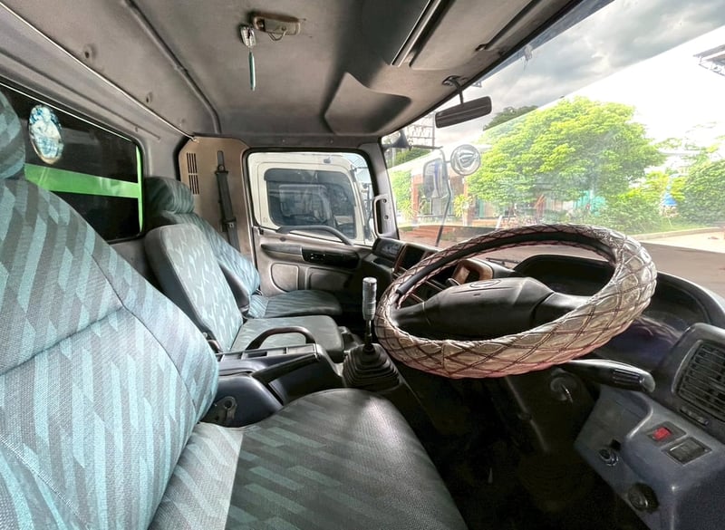 6 ล้อ ตู้บรรทุกเขียว ขาว 10 บาน  HINO FC4J 144 แรง ปี 47